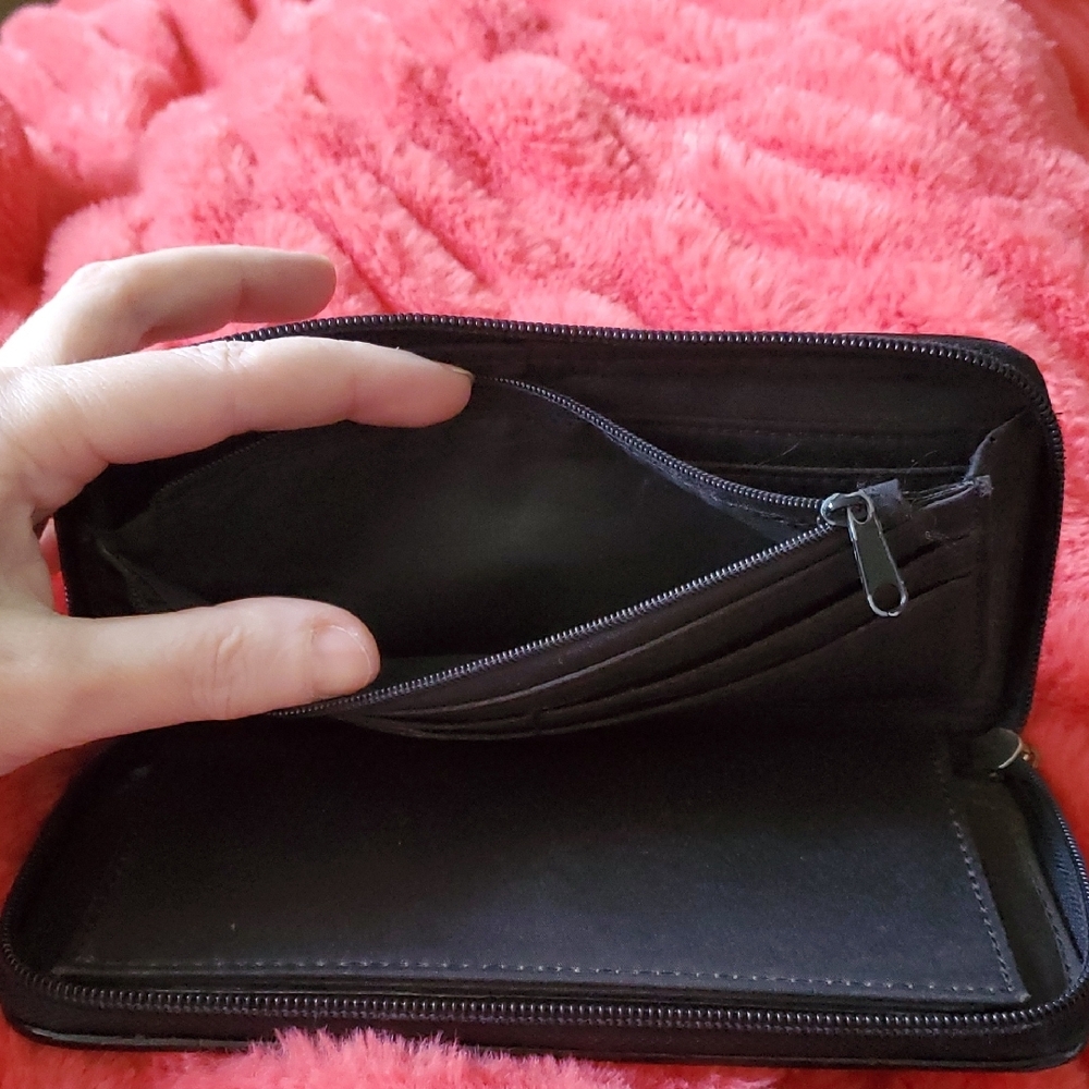 Classic Liz Claiborne zip-around wallet featuring a black croc-embossed exterior - Picture 9 of 9